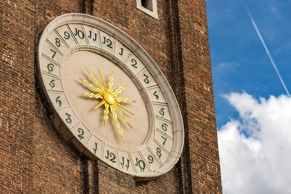 Klocktornet i kyrkan Santi Apostoli - Venedig Italien — Stockfoto