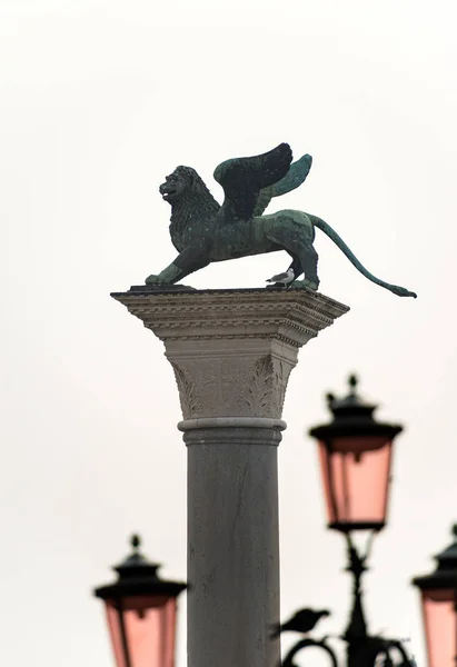 Крылатый лев площади Сан-Марко - Венеция Италия — стоковое фото