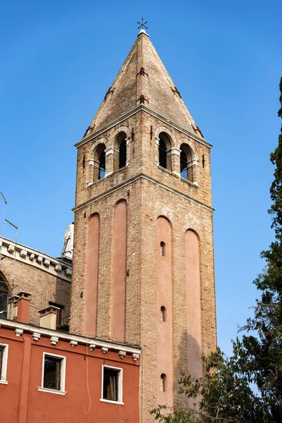 Kloktoren van de kerk van San Vidal - Venetië Italië — Stockfoto