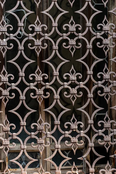 Ventana con rejilla en hierro forjado - Venecia Italia —  Fotos de Stock