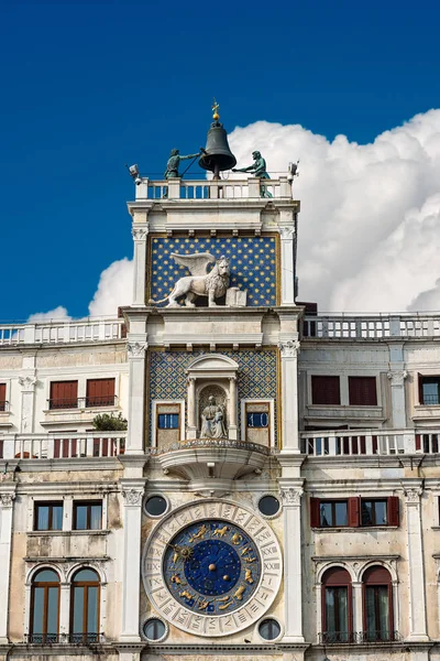 San Marco Meydanı 'ndaki saat ve çan kulesi Venedik İtalya — Stok fotoğraf