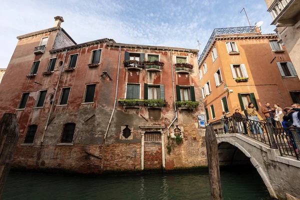 Veneza Itália - Casas antigas com canal e ponte — Fotografia de Stock