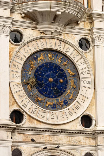 Reloj y campanario en la plaza San Marco - Venecia Italia — Foto de Stock