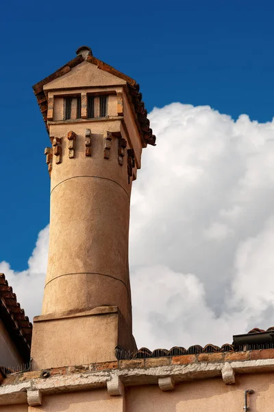 Venecia Italia - Antigua chimenea en el techo —  Fotos de Stock