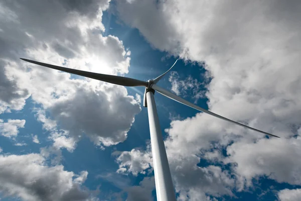 Energia odnawialna - turbina wiatrowa na błękitnym niebie i chmurach — Zdjęcie stockowe
