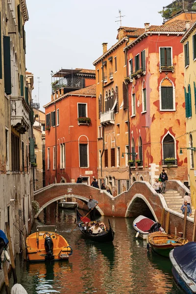 Velence előrejelzése Olaszország - Gondola egy csatornában a régi házak — Stock Fotó