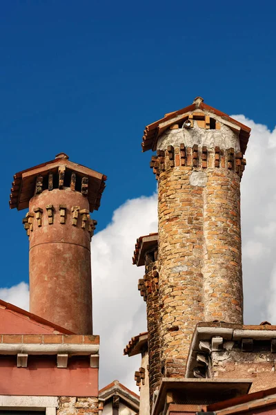 Benátky Itálie - Starobylé komíny nad střechami — Stock fotografie