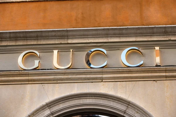 Κλείσιμο εμπορικού σήματος Gucci - Luxury store in Venice Ιταλία — Φωτογραφία Αρχείου