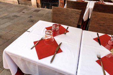 Venedik İtalya - Çatal bıçaklı ve gözlüklü açık restoran masası