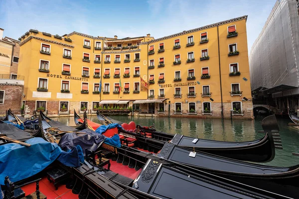 Venezia - Gondole di fronte al Cavalletto Hotel — Foto Stock