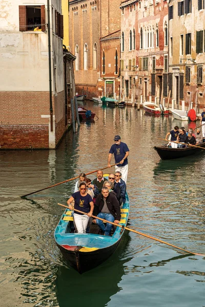 Veneza Itália - Velhos barcos a remo venezianos em um canal — Fotografia de Stock