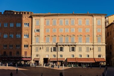 Siena 'nın ana meydanı olan Piazza del Campo' daki antik saraylar (Palazzo Sansedoni ve Chigi Zondadari), restoranlar, barlar ve pizzacılar. Toskana, İtalya, Avrupa