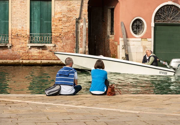 Venice Italië Oct 2019 Een Paar Toeristen Zitten Aan Rand Stockfoto