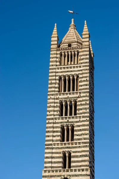 Detailní Záběr Starou Zvonici Katedrály Siena Duomo Siena Santa Maria — Stock fotografie