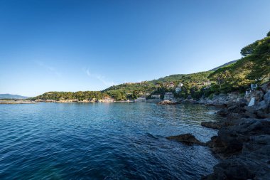 Fiascherino plajı ve Akdeniz, Lerici yakınlarındaki turizm beldesi, La Spezia körfezi, Liguria, İtalya, Avrupa