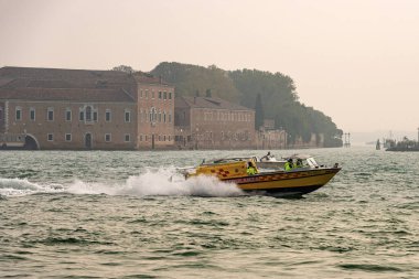 VENICE, İtalya - OCT 13, 2019: Venedik lagünü (Canale della Giudecca) içinde dört kişi bulunan bir su ambulansı (küçük motorlu tekne) hızla çalışır. Venedik, Veneto, İtalya, Avrupa