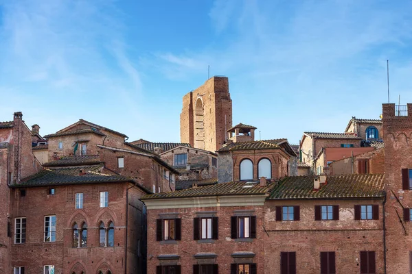 Siena 'nın Piazza del Campo' daki antik evleri ve Katedral 'in tamamlanmamış kısmı olan Santa Maria Assunta' nın Facciatone (geniş cephe) cephesi, 1220-1370 yılları arasında. Toskana, İtalya, Avrupa