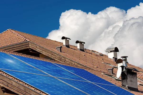 Närbild Ett Hus Tak Med Solpaneler Toppen Begreppet Förnybar Energi — Stockfoto