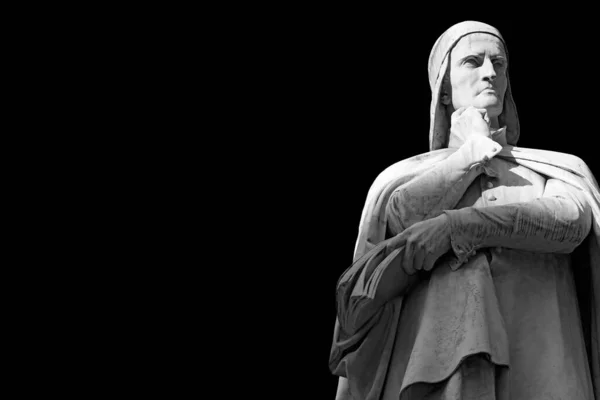在维罗纳的Piazza Dei Signori的Dante Alighieri大理石雕像的特写 与黑色背景隔离 教科文组织世界遗产遗址 意大利维尼托 — 图库照片