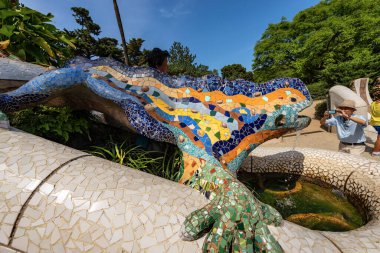 BARCELONA, SPAIN - 10 Haziran 2014: Antoni Gaudi (1852-1926) tarafından tasarlanan, Park Guell 'deki çok renkli mozaikli Semender ejderha çeşmesi (1900-1914). Barselona, Katalonya, İspanya ve Avrupa 'daki UNESCO Dünya Mirasları Alanı. 