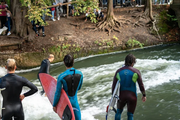 Münih Teki Eisbach Nehri Nin Dalgalarında Sörf Yapan Adam Eylül — Stok fotoğraf