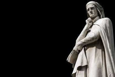 Verona 'daki Piazza dei Signori' deki Dante Alighieri mermer heykelinin yakın çekimi siyah arka planda (UNESCO dünya mirası alanı) - Veneto, İtalya, Avrupa