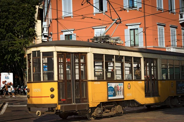 Milano Italia Settembre 2016 Tram Bianco Giallo Passa Bivio Milano — Foto Stock