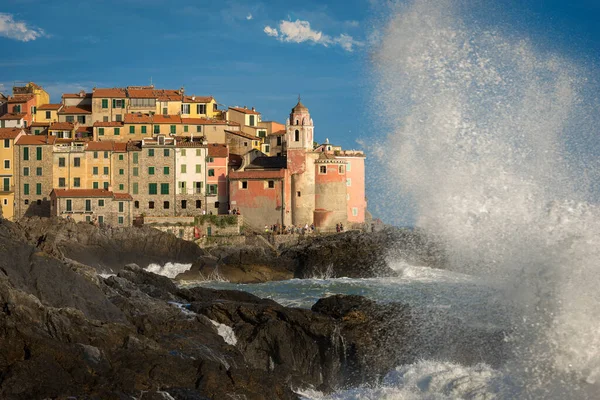 Tellaro イタリア 2016年7月13日 地中海の大きな波 海の嵐の間のテラロの古代の村 スペツィア リグーリア イタリア ヨーロッパ 観光客は海岸からの海の力を賞賛する — ストック写真