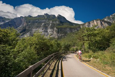 Sarca Vadisi 'nde (Valle del Sarca) iki bisikletçi yetişkin ile bisiklet yolu. Dro, Trento Eyaleti, Trentino Alto Adige, İtalya, Avrupa