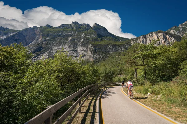 Cyklistický Pruh Dvěma Dospělými Cyklisty Údolí Sarca Valle Del Sarca — Stock fotografie