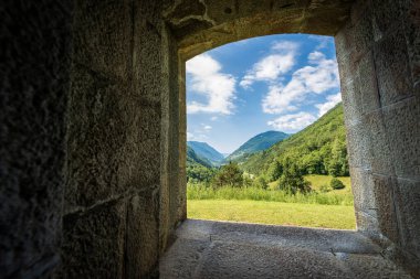 Valle del Chiese (Chiese Vadisi), Avusturya-Macaristan askeri kalesi Forte Larino 'nun penceresinden görülebilir. Lardaro Köyü, Trento Eyaleti, Trentino Alto Adige, İtalya, Avrupa