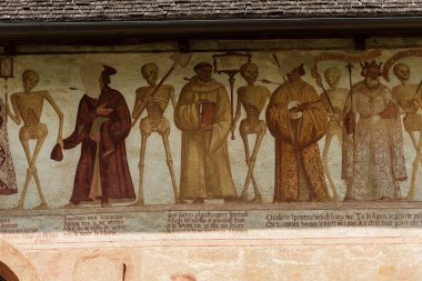 Simone Baschenis 1539 'dan La danza macabra freski (Macabre Dance or Dance of the Death). Antik San Vigilio Kilisesi (1515) Pinzolo, Trento, İtalya
