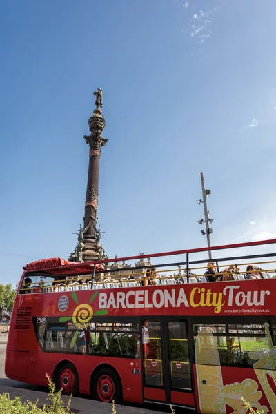 Barcelona Espanha Junho 2014 Ônibus Turístico Vermelho Frente Monumento Cristóvão — Fotografia de Stock
