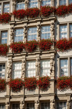 Münih, Almanya - 6 Eylül 2018: Bina Zum Schonen Turm (güzel kule) Hirmer şirket moda mağaza Kaufinger strasse Marienplatz yakınındaki. Münih, Almanya