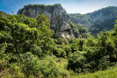 Covolo di Butistone, antik ortaçağ kalesi bir karst boşluğu içine inşa edilmiş, İtalyan Alpleri, Cismon del Grappa, Vicenza vilayeti, Veneto, İtalya, Avrupa