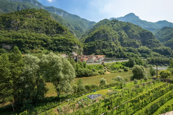Brenta河和意大利维琴察省Valbrenta市Rivalta小村庄 — 图库照片