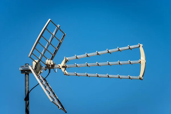 Zbliżenie Anteny Telewizyjnej Przezroczystym Błękitnym Niebie Przestrzenią Kopiowania — Zdjęcie stockowe