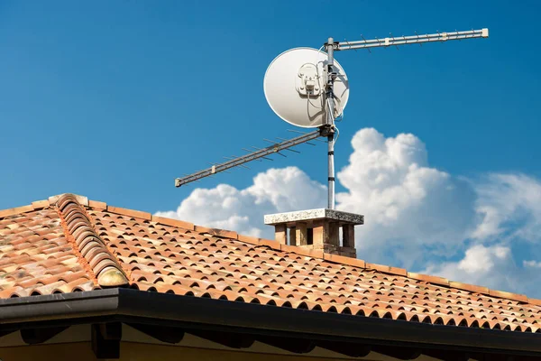Nahaufnahme Einer Fernsehantenne Und Satellitenschüssel Auf Dem Hausdach Bei Blauem — Stockfoto
