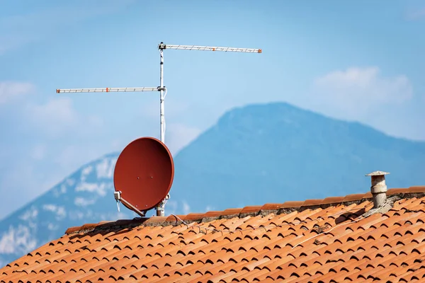 Televizní Anténa Satelit Nádobí Střeše Domu Modré Obloze Mraky Horami — Stock fotografie