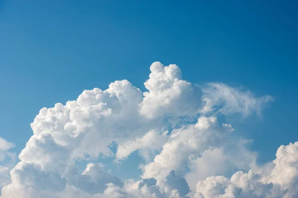 Fechar Inchado Nuvens Brancas Céu Azul Cumulonimbus — Fotografia de Stock