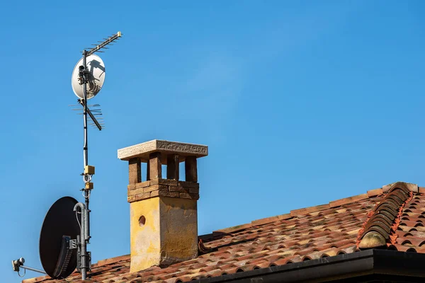 Fernsehantenne Und Satellitenschüssel Auf Einem Hausdach Bei Strahlend Blauem Himmel — Stockfoto