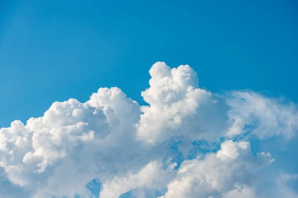 Zbliżenie Podpuchnięte Białe Chmury Błękitnym Niebie Cumulonimbus — Zdjęcie stockowe