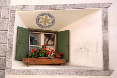 Scuol Belediyesi, Engadin Vadisi, Graubunden Kantonu, İsviçre ve Avrupa 'daki antik Guarda köyünün küçük eski moda pencereleri.