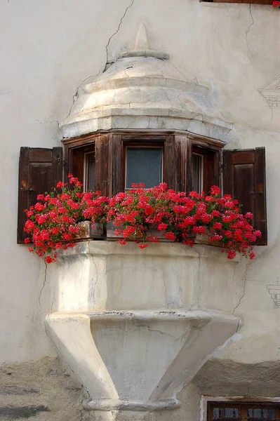 Alter Balkon Mit Holzfenstern Und Roten Geranien Alten Dorf Guarda — Stockfoto