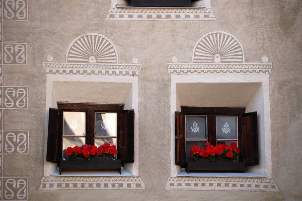 Dos Viejas Ventanas Madera Con Decoraciones Geranios Rojos Antiguo Pueblo —  Fotos de Stock