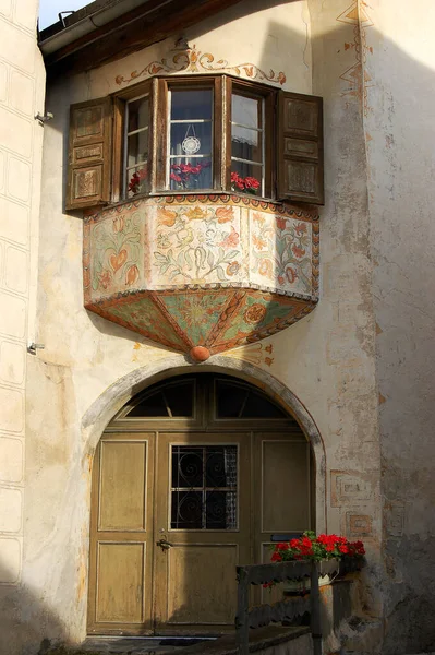 瑞士格劳本登州Engadin山谷 Scuol市Guarda古村的老房子 带有壁画阳台和木制窗户 — 图库照片
