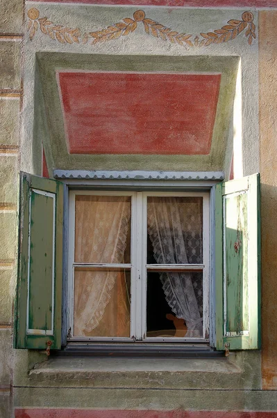 Stare Drewniane Okno Ścianie Dekoracjami Starożytnej Miejscowości Guarda Gmina Scuol — Zdjęcie stockowe