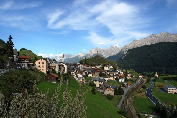 Pequena Aldeia Ardez Município Scuol Com Alpes Suíços Antigas Ruínas — Fotografia de Stock