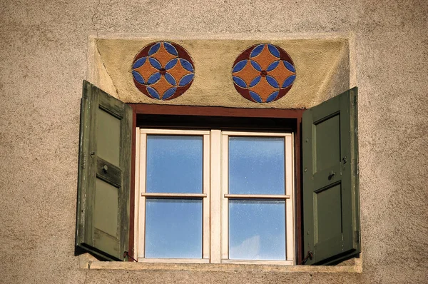 Staré Dřevěné Okno Zdi Dekoracemi Starobylé Vesnici Guarda Scuol Obec — Stock fotografie