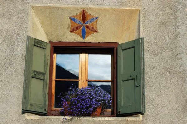 Altes Holzfenster Einer Wand Mit Geometrischem Dekor Antikes Dorf Guarda — Stockfoto